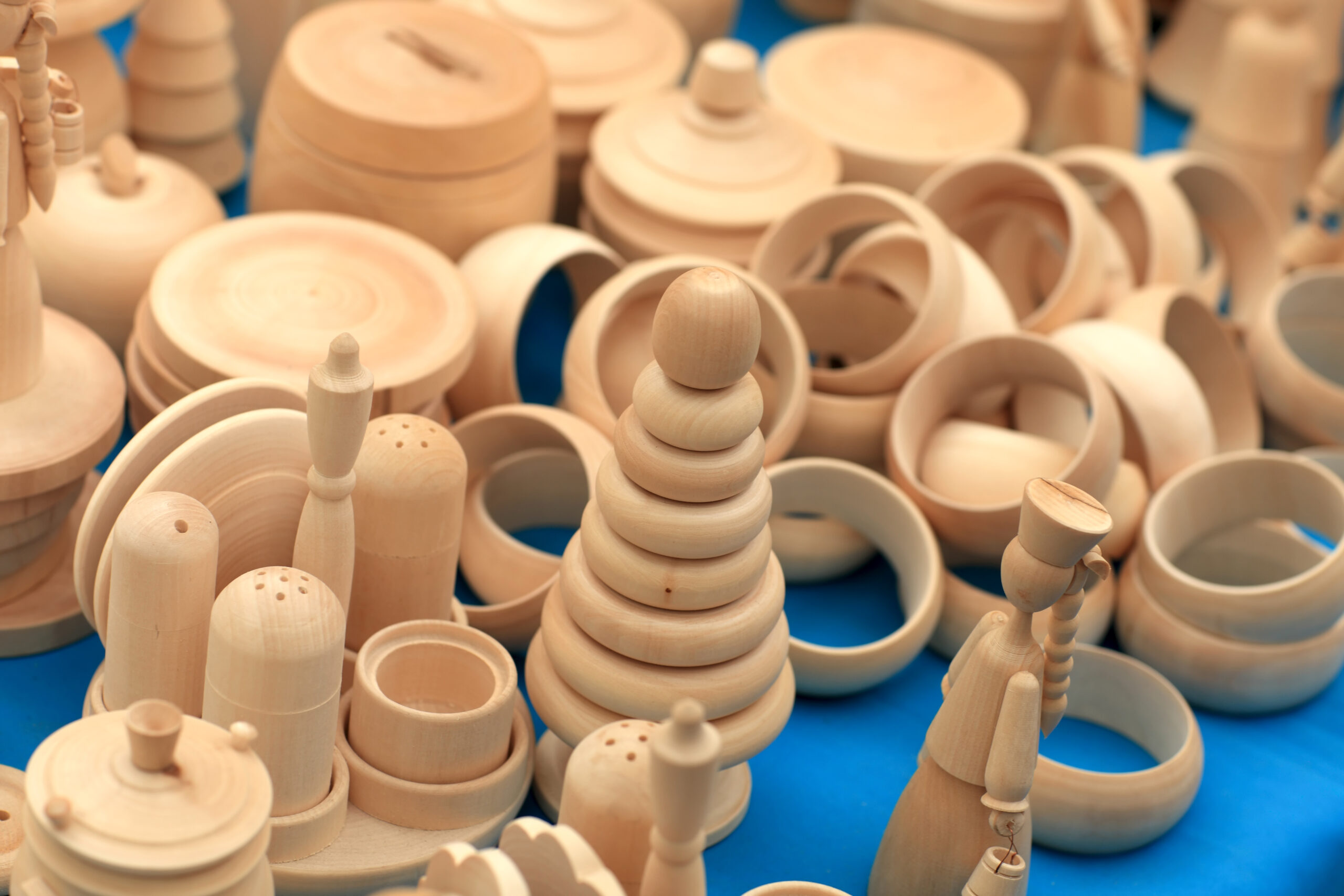 Wooden loose parts for early childhood play, including natural wood blocks, discs, and rings, supporting open-ended learning, creativity, and play-based exploration in early childhood education.